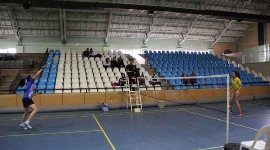 Gen&ccedil;ler Badminton Şampiyonası Başladı