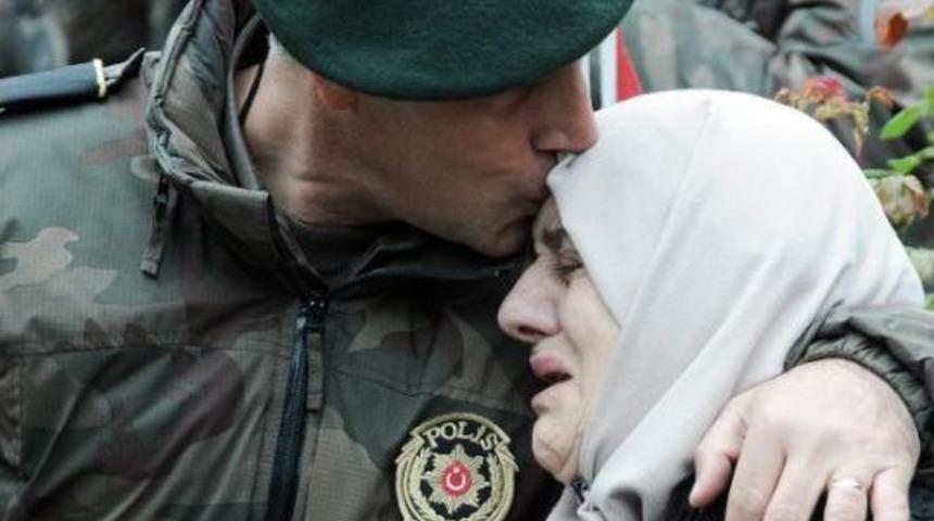 Şehit Polis Annesi, Oğlunun Kabrini Ziyaret Eden Meslektaşlarını G&ouml;r&uuml;nce Ağladı