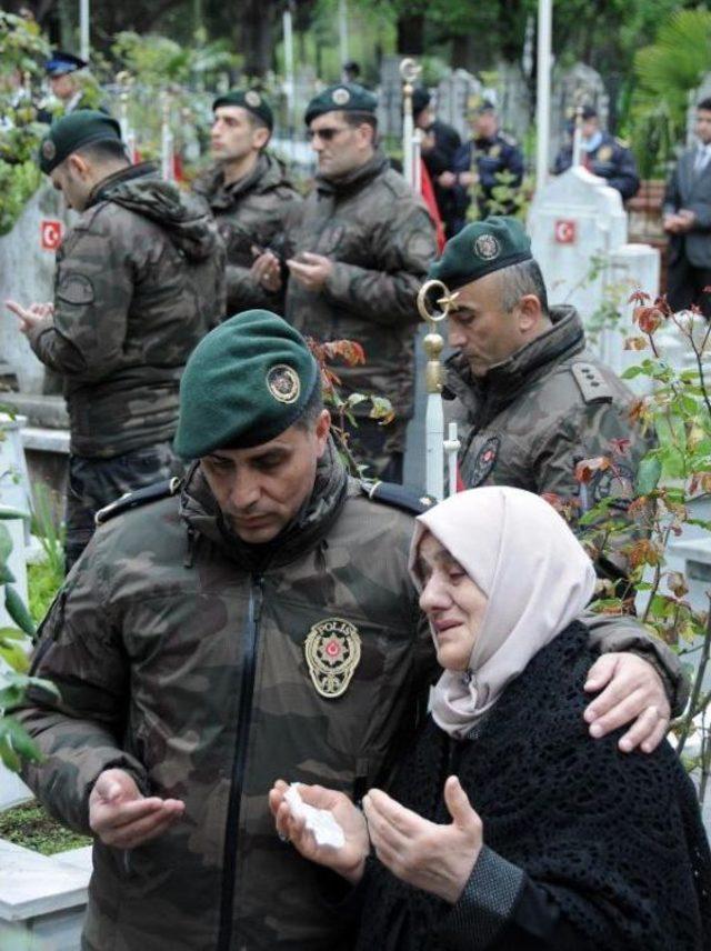 Şehit Polis Annesi, Oğlunun Kabrini Ziyaret Eden Meslektaşlarını Görünce Ağladı