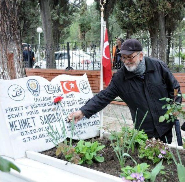 Şehit Polis Annesi, Oğlunun Kabrini Ziyaret Eden Meslektaşlarını Görünce Ağladı