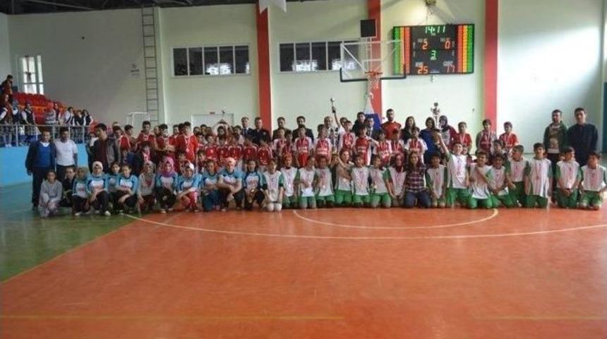 Voleybol Turnuvasında Kupa Karşyaka&rsquo;nın Oldu