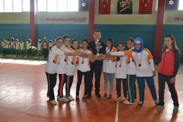 Voleybol Turnuvasında Kupa Karşyaka’nın Oldu