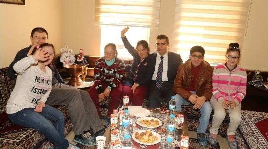 Vali D&uuml;zg&uuml;n, &ldquo;engelsiz Notalar&rdquo; Projesinin Kahramanlarını Ziyaret Etti