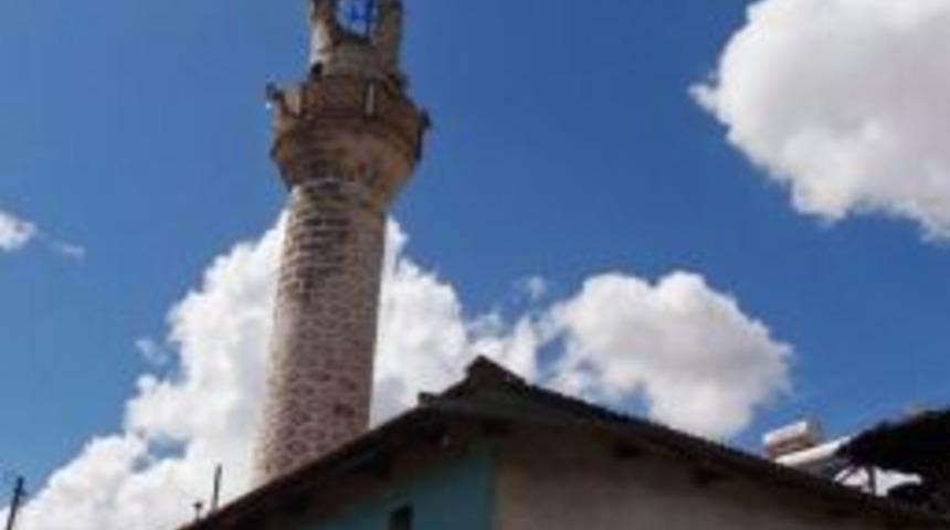 İzmir&rsquo;de Minareye Yıldırım D&uuml;şt&uuml;