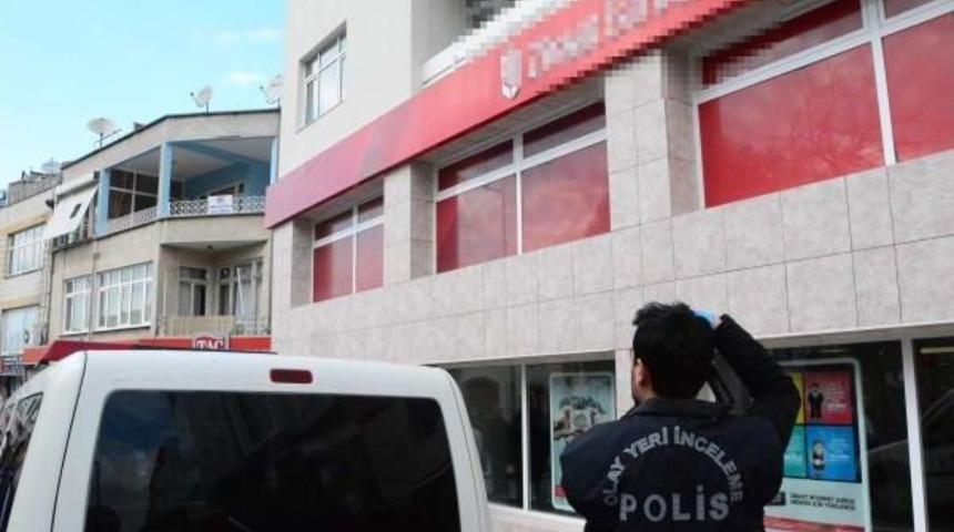 Silahlı Banka Soyguncusunu G&uuml;venlik G&ouml;revlisi Yakaladı