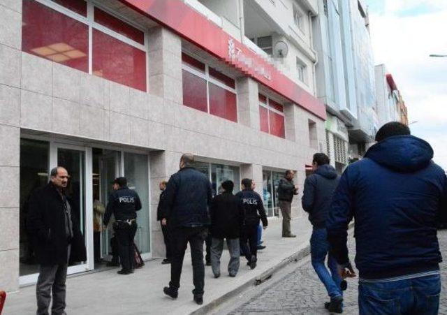 Silahlı Banka Soyguncusunu G&uuml;venlik G&ouml;revlisi Yakaladı 2