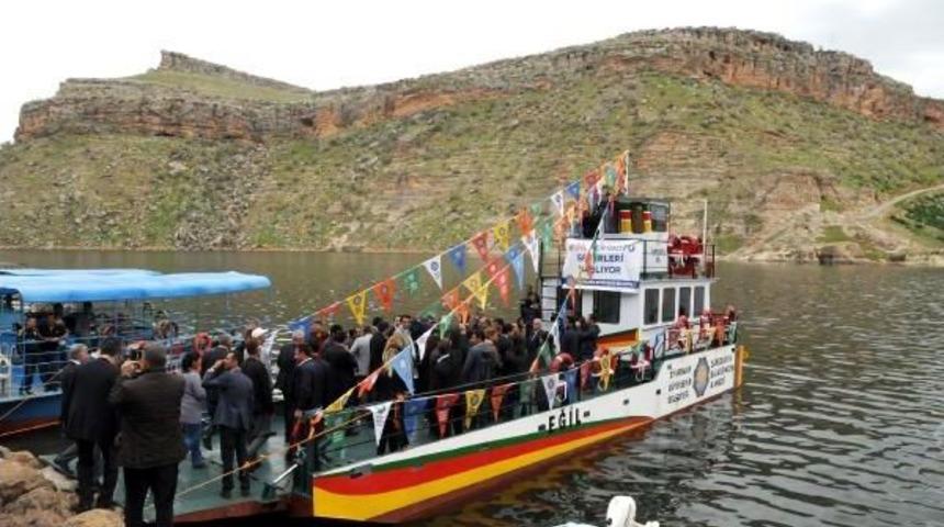 Eğil İl&ccedil;esi'nde 6 K&ouml;y&uuml;n&uuml;n Ulaşımını Sarı, Kırmızı, Yeşil Renkli Feribot Sağlayacak