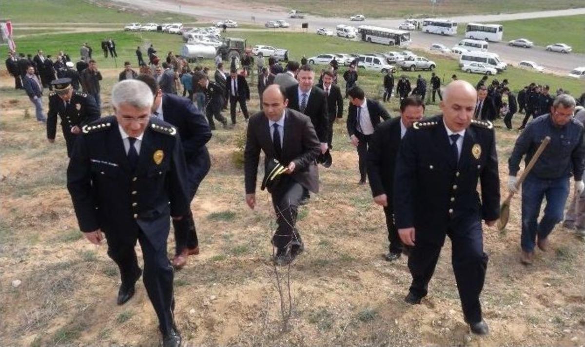 Emniyet Teşkilatı 230 Fidanı Toprakla Buluşturdu