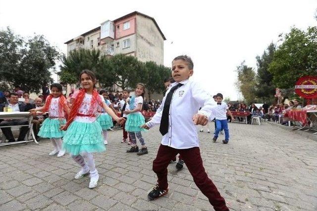 Efeler’de Romanlar Çoştu, Coşturdu