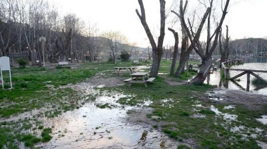 Tabiat Parkındaki G&ouml;l Suyu Fazla Yağış Alınca Taştı