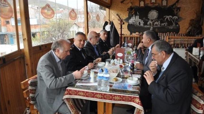 Boz&uuml;y&uuml;k&rsquo;te Emekli Polis Memurları Onuruna Yemek Verildi