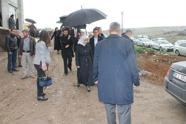 Sare Davutoğlu’ndan Kazada Ölen Öğrencilerin Ailelerine Taziye Ziyareti 1