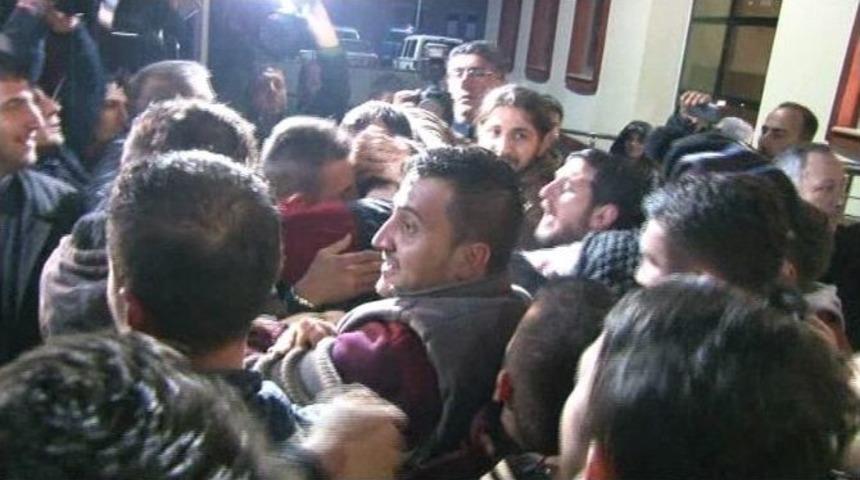 Fenerbah&ccedil;e Otob&uuml;s&uuml;&rsquo;ne Saldırı Ger&ccedil;ekleştirdikleri Ş&uuml;phesiyle G&ouml;zaltına Alınan 2 Kişi Serbest