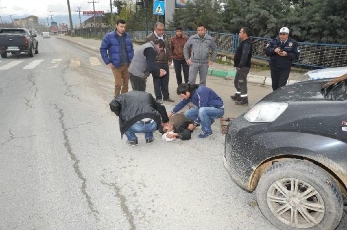 Karşıdan Karşıya Ge&ccedil;en Simit&ccedil;iye Ara&ccedil; &Ccedil;arptı