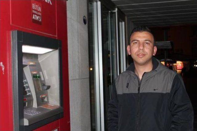 Atm'de Bulduğu 500 Lirayı Sahibine Teslim Etti