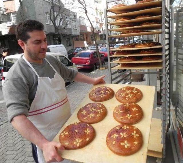 Paskalya Çöreği Yetiştirmek Için Gece Gündüz Çalıştı