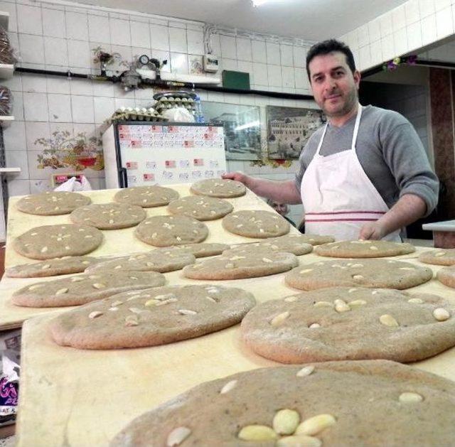 Paskalya Çöreği Yetiştirmek Için Gece Gündüz Çalıştı