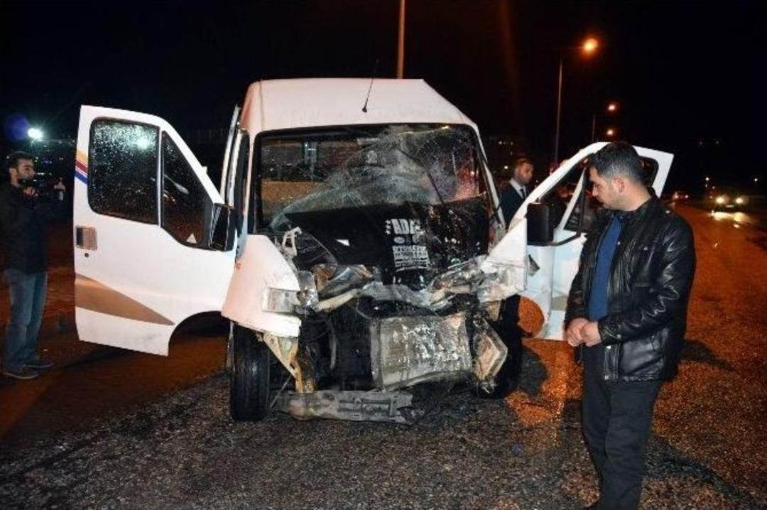 İş&ccedil;i Servisi İle Minib&uuml;s &Ccedil;arpıştı: 2 Yaralı