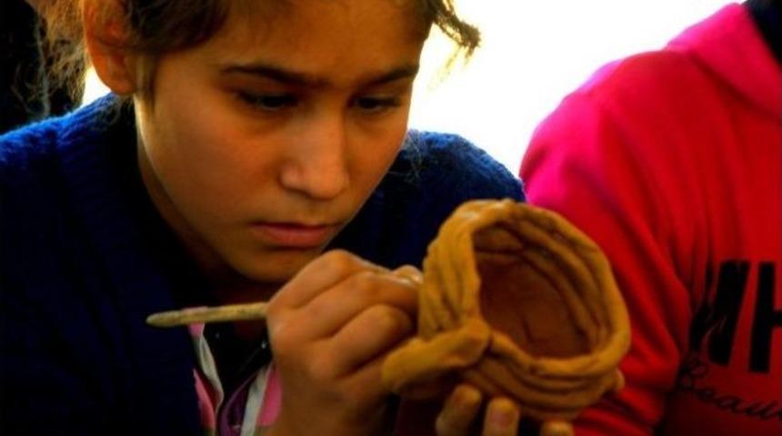 &Ccedil;ocuklar Arkeoloji Havuzunda Tarihi Elleriyle Keşfediyor