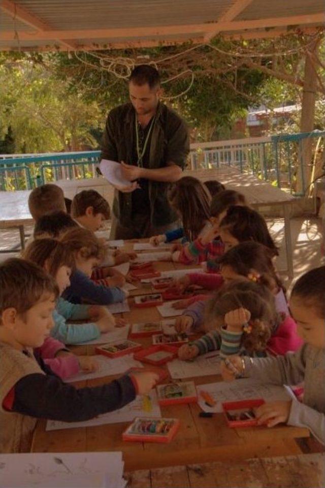 Çocuklar Arkeoloji Havuzunda Tarihi Elleriyle Keşfediyor