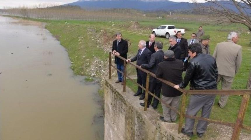 Vali, Su Taşkını Nedeniyle Zarar G&ouml;ren Tarım Arazilerini Yerinde İnceledi