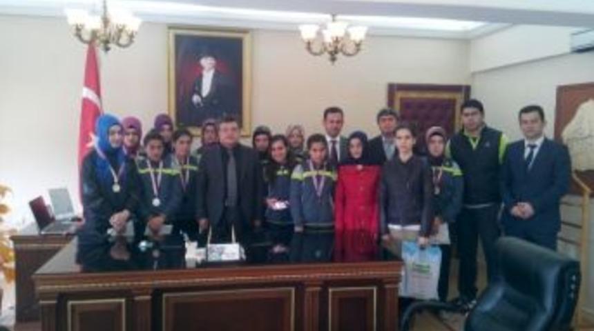 Kaymakam Ada, Atletizmde İkinci Olan &Ouml;ğrencileri &Ouml;d&uuml;llendirdi