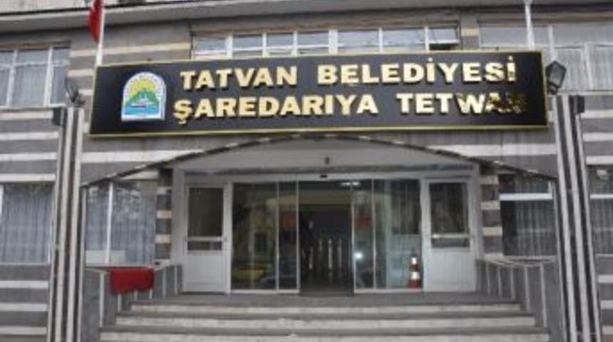 Ak Partili Tatvan Belediyesi İki Dilli Tabelaya Ge&ccedil;ti