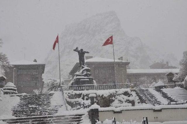 Kara Kış Afyonkarahisar&rsquo;a Nisan&rsquo;da Geri Geldi 2