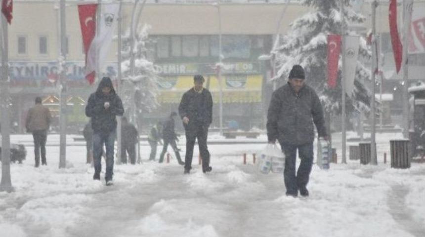 Bolu&rsquo;da Yoğun Kar Yağışı Etkili Oldu