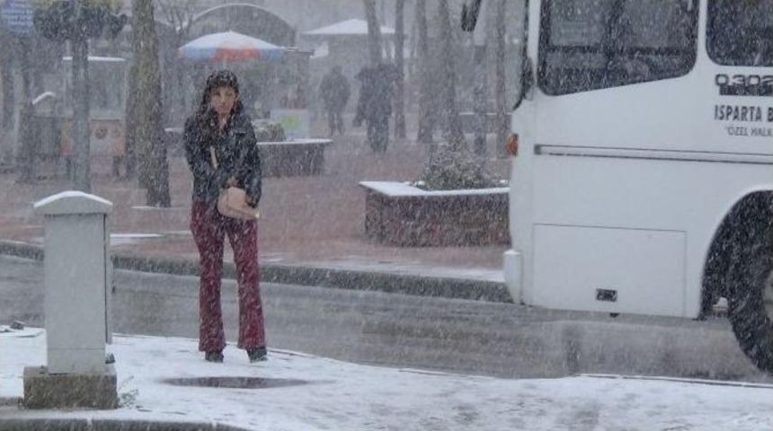 Isparta&rsquo;da Kar Kalınlığı Beş Santime Ulaştı