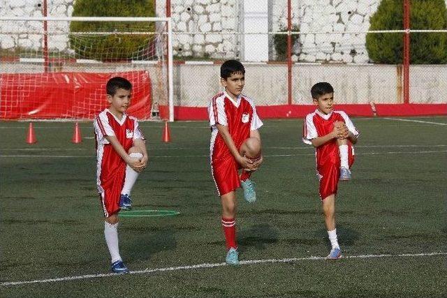 Geleceğin Futbolcuları Bayraklı’da Yetişiyor