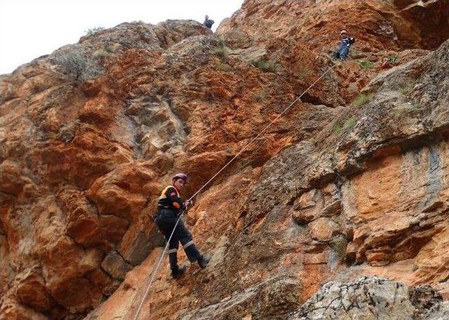 Dağda Mahsur Kalan Keçileri Afad Ekibi Kurtardı