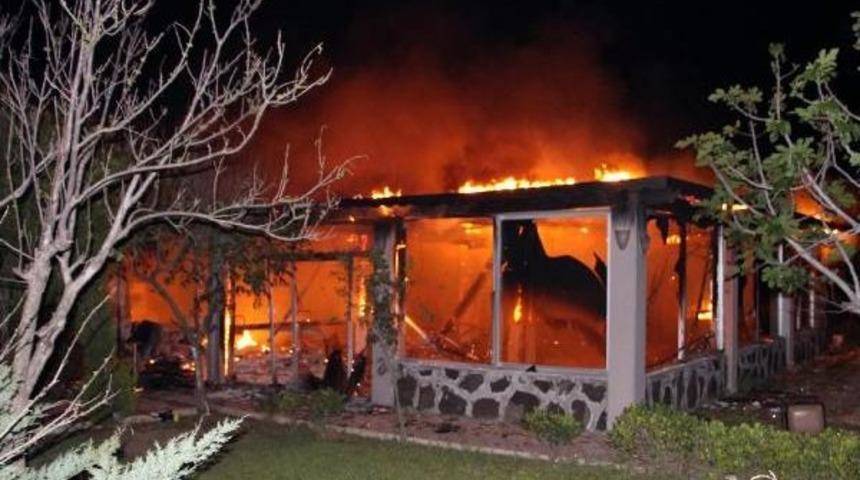 Antalya'da 'boşaltın' Tebligatı Alan Esnaf, 2 Işyerini Ateşe Verdi