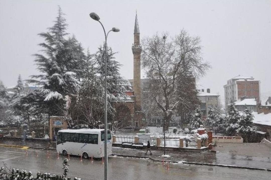 Boz&uuml;y&uuml;k&rsquo;te Nisan Karı Şaşırttı