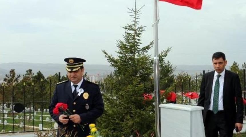Polislerden Şehitlik Ziyareti