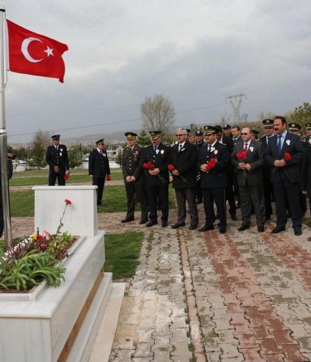 Polislerden Şehitlik Ziyareti