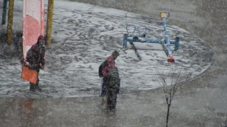 Ankara'ya Nisan'da Lapa Lapa Kar