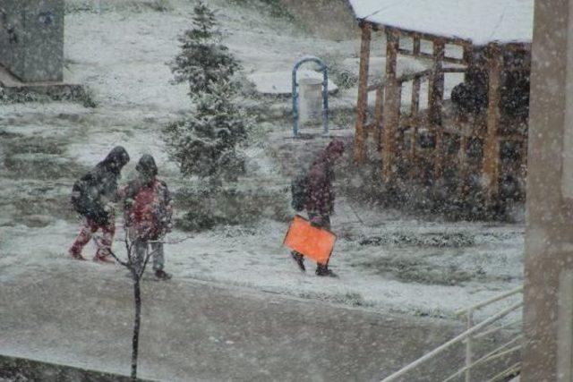 Ankara'ya Nisan'da Lapa Lapa Kar