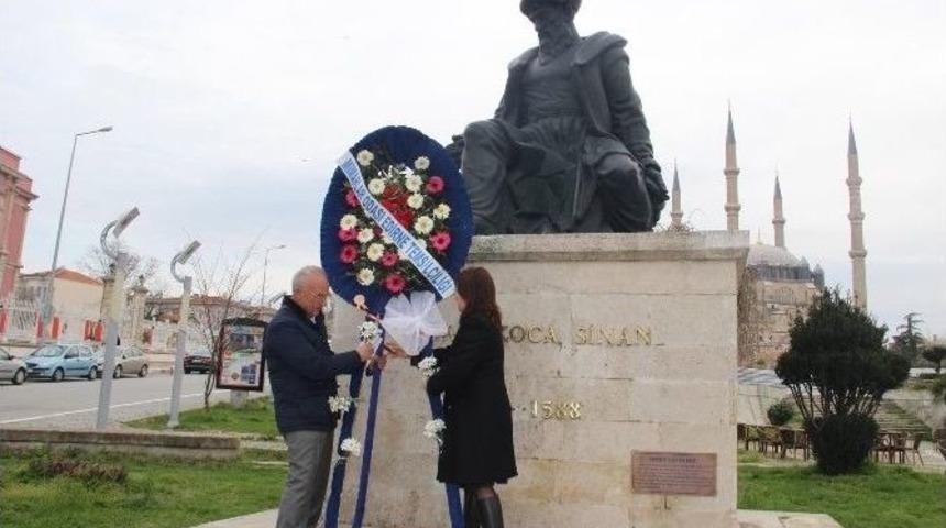 Edirne Mimarlar Odası, Mimar Sinan Anıtı&rsquo;na &Ccedil;elenk Sundu