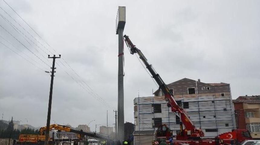 Reklam Direğine Gizlenmiş Baz İstasyonu Yıkıldı