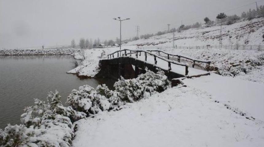 Derbent&rsquo;te Nisan Ayında Kar Yağışı