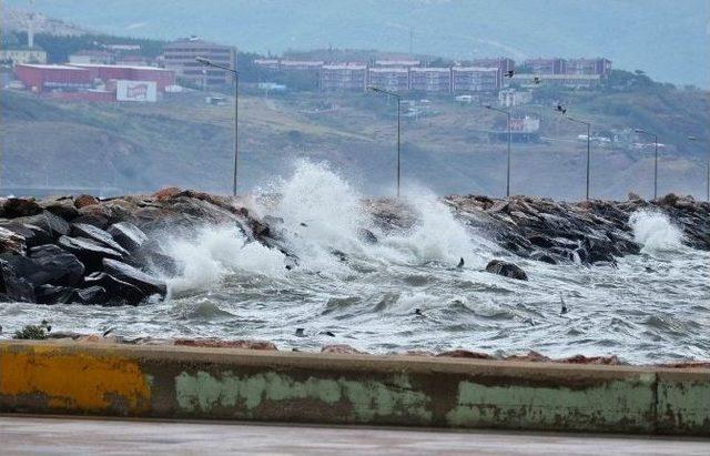 Bandırma’da Fırtına Deniz Ulaşımını Aksatıyor