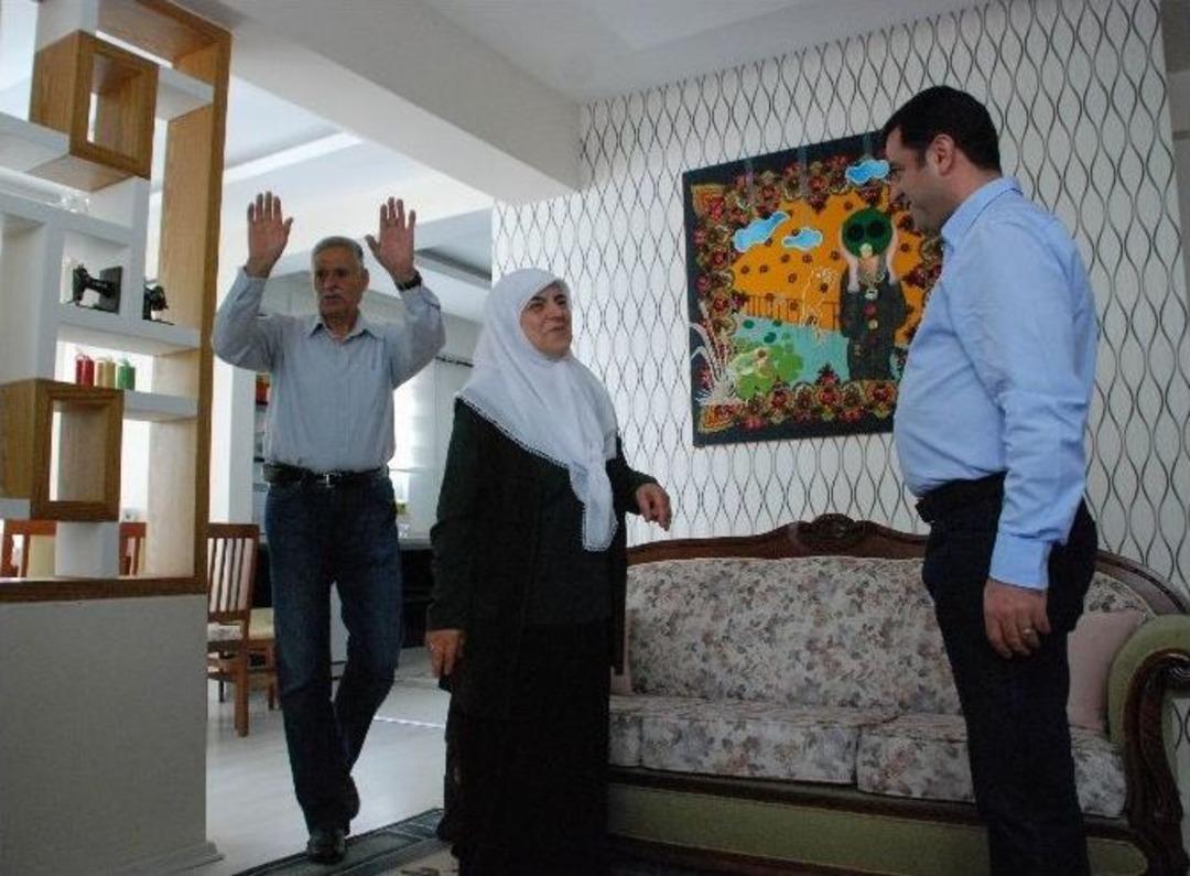 Demirtaş, Annesinin Elini &Ouml;p&uuml;p Hayır Duasını Alarak Se&ccedil;im Startını Verdi