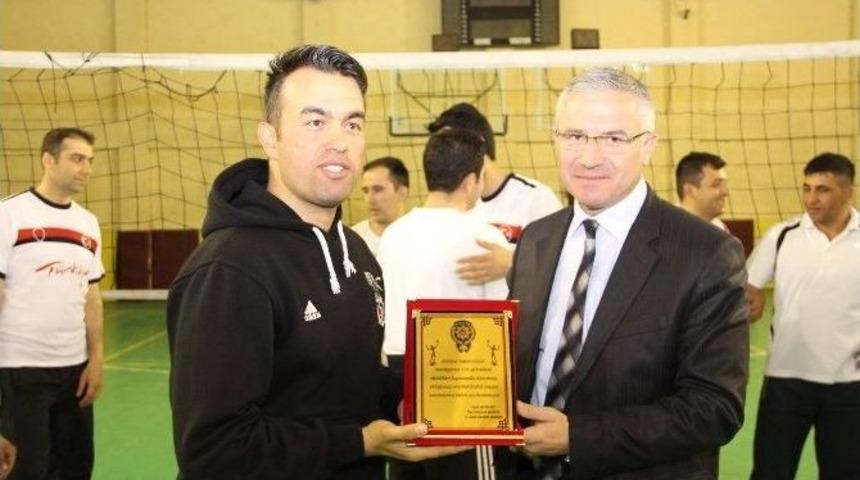 Oltu&rsquo;da Emniyet Ve Garnizon Komutanlığı Voleybol Takımları Dostluk Ma&ccedil;ında Karşılaştı