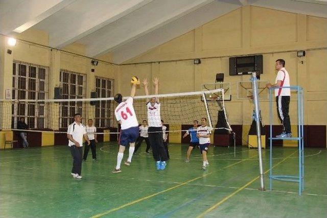 Oltu’da Emniyet Ve Garnizon Komutanlığı Voleybol Takımları Dostluk Maçında Karşılaştı