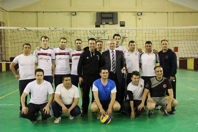 Oltu’da Emniyet Ve Garnizon Komutanlığı Voleybol Takımları Dostluk Maçında Karşılaştı