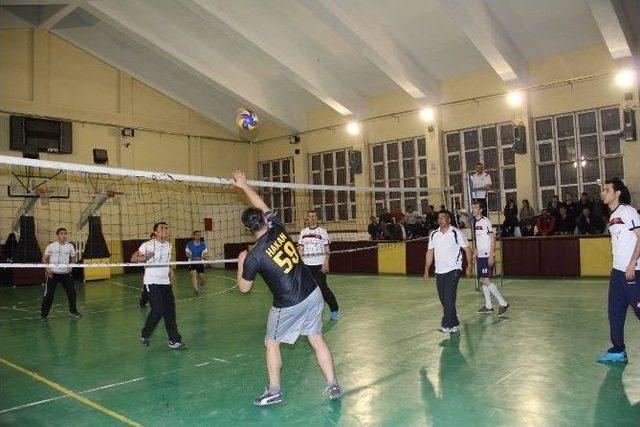 Oltu’da Emniyet Ve Garnizon Komutanlığı Voleybol Takımları Dostluk Maçında Karşılaştı