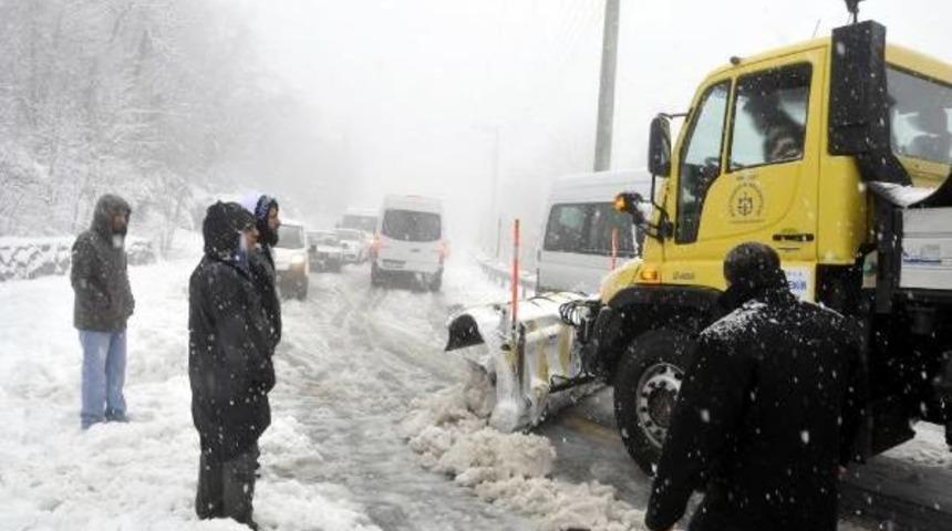Kartepe Yolunda Kar Yağışı Nedeniyle Ara&ccedil;lar Yolda Kaldı