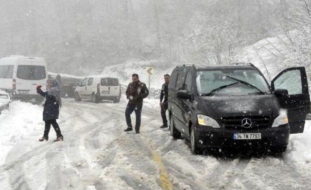 Kartepe Yolunda Kar Yağışı Nedeniyle Araçlar Yolda Kaldı