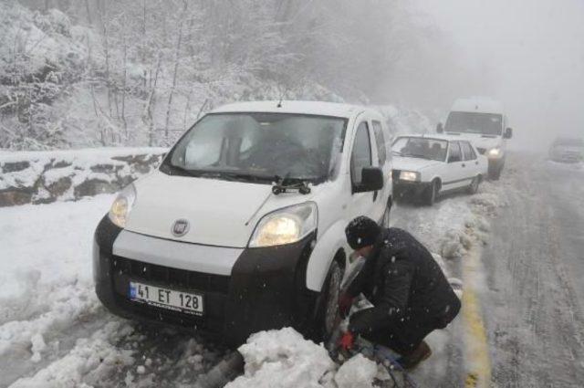 Kartepe Yolunda Kar Yağışı Nedeniyle Araçlar Yolda Kaldı